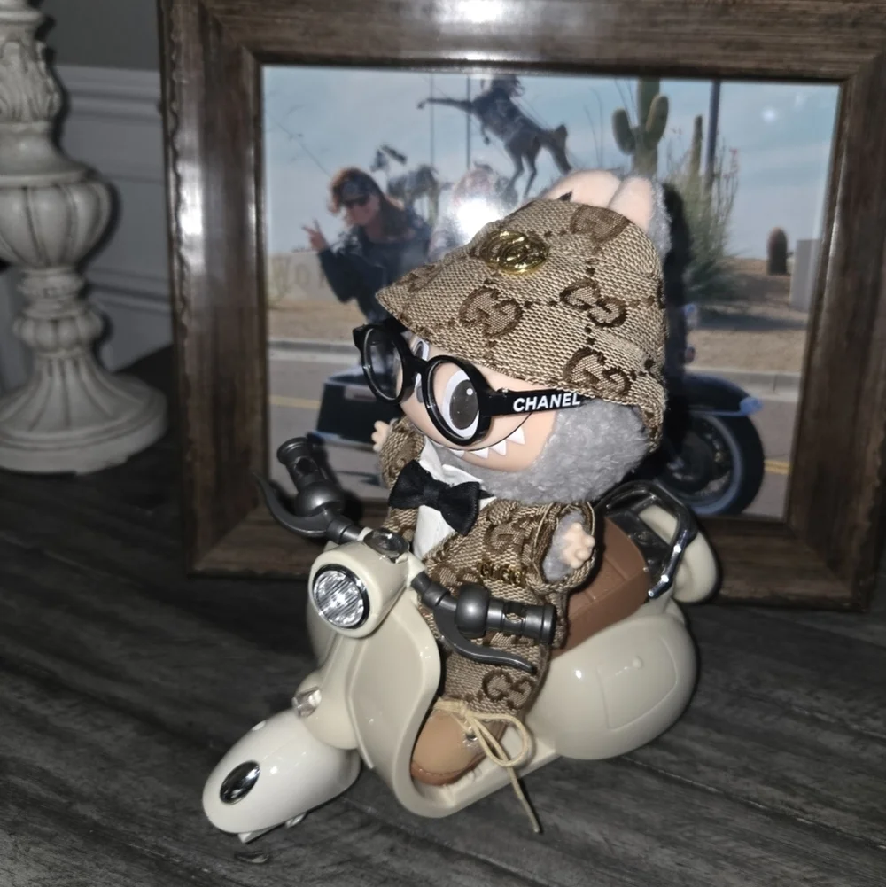 Labubu Authentic Sesame With Vespa And Fashion Ensemble. - Picture 4 of 8
